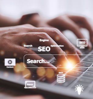 Mãos digitando em teclado com ícones de SEO, Search e conteúdo, representando a estratégia de inbound marketing da Birdclick.