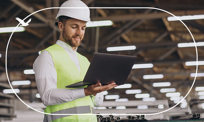 Engenheiro industrial utilizando notebook, desafios do marketing digital para indústrias em Indaiatuba.